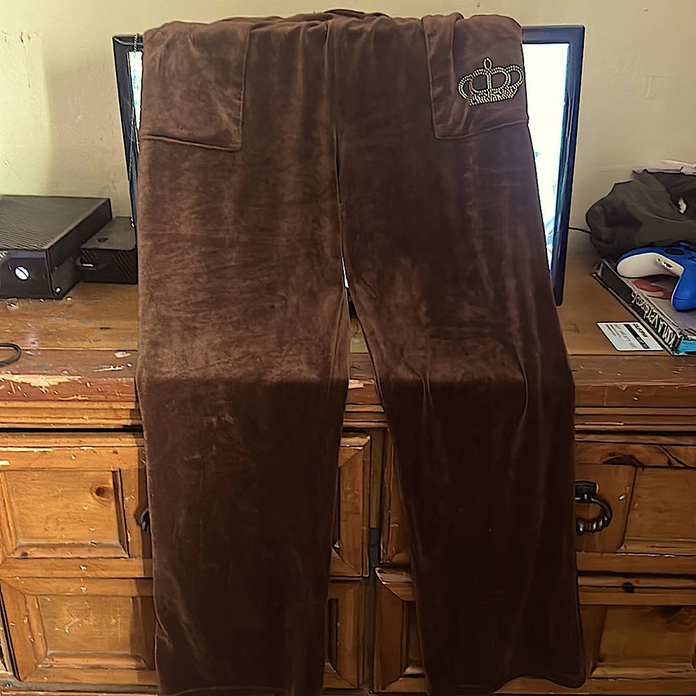 I’m honestly cleaning out my closet and these fit me too big.